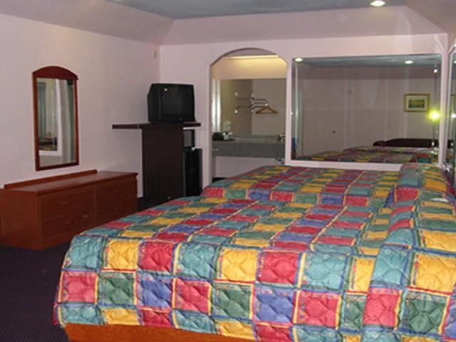 Travelers Inn And Suites Liberty Room photo